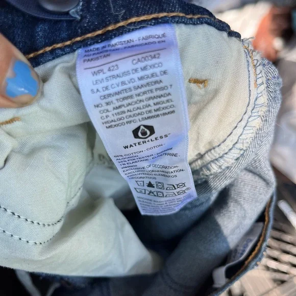 Denizen From Levi’s Dark Denim Jeans - Picture 2 of 2